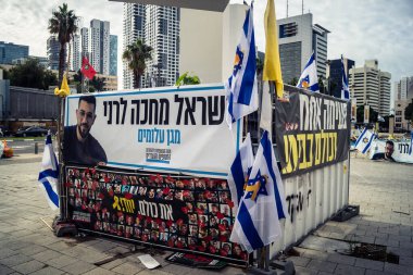 Tel Aviv, İsrail, 31 Aralık 2025 Rehineler Meydanı. Site, uzun süren bir krizin kasvetli bir hatırlatıcısı olmaya devam ediyor. Bu da derin bir terk edilme hissini ve acı dolu bir zaman akışını yansıtıyor..