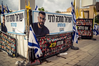 Tel Aviv, İsrail, 31 Aralık 2025. Yılbaşı gecesi Rehineler Meydanı 'nın çarpıcı manzarası. Meydan giderek ıssız görünüyor. Esir tutulanların solmuş ve silinmiş posterleri var..