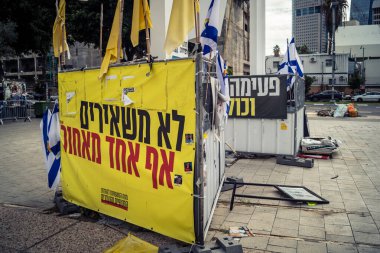 Tel Aviv, İsrail, 31 Aralık 2025. Yılbaşı gecesi Rehineler Meydanı 'nın çarpıcı manzarası. Meydan giderek ıssız görünüyor. Esir tutulanların solmuş ve silinmiş posterleri var..