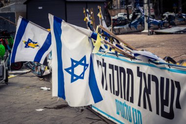 Tel Aviv, İsrail, 31 Aralık 2025 Rehineler Meydanı. Site, uzun süren bir krizin kasvetli bir hatırlatıcısı olmaya devam ediyor. Bu da derin bir terk edilme hissini ve acı dolu bir zaman akışını yansıtıyor..