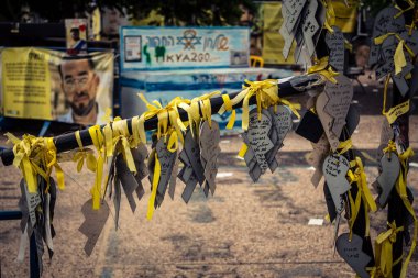 Tel Aviv, İsrail, 31 Aralık 2025 Rehineler Meydanı. Site, uzun süren bir krizin kasvetli bir hatırlatıcısı olmaya devam ediyor. Bu da derin bir terk edilme hissini ve acı dolu bir zaman akışını yansıtıyor..