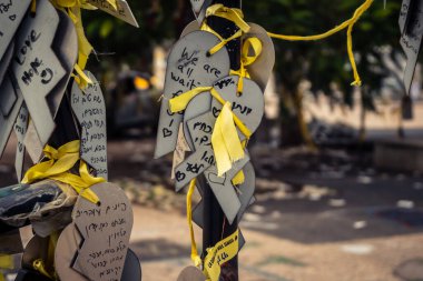 Tel Aviv, İsrail, 31 Aralık 2025. Yılbaşı gecesi Rehineler Meydanı 'nın çarpıcı manzarası. Meydan giderek ıssız görünüyor. Esir tutulanların solmuş ve silinmiş posterleri var..