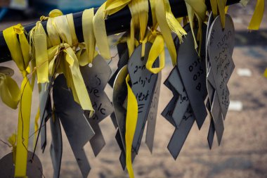 Tel Aviv, İsrail, 31 Aralık 2025 Rehineler Meydanı. Site, uzun süren bir krizin kasvetli bir hatırlatıcısı olmaya devam ediyor. Bu da derin bir terk edilme hissini ve acı dolu bir zaman akışını yansıtıyor..