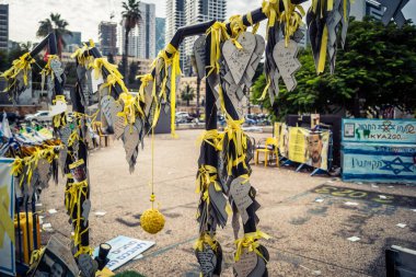 Tel Aviv, İsrail, 31 Aralık 2025. Yılbaşı gecesi Rehineler Meydanı 'nın çarpıcı manzarası. Meydan giderek ıssız görünüyor. Esir tutulanların solmuş ve silinmiş posterleri var..