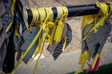 Tel Aviv, İsrail, 31 Aralık 2025. Yılbaşı gecesi Rehineler Meydanı 'nın çarpıcı manzarası. Meydan giderek ıssız görünüyor. Esir tutulanların solmuş ve silinmiş posterleri var..