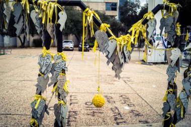 Tel Aviv, İsrail, 31 Aralık 2025. Yılbaşı gecesi Rehineler Meydanı 'nın çarpıcı manzarası. Meydan giderek ıssız görünüyor. Esir tutulanların solmuş ve silinmiş posterleri var..