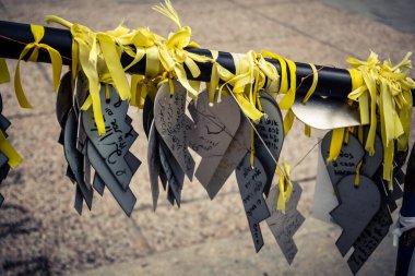 Tel Aviv, İsrail, 31 Aralık 2025. Yılbaşı gecesi Rehineler Meydanı 'nın çarpıcı manzarası. Meydan giderek ıssız görünüyor. Esir tutulanların solmuş ve silinmiş posterleri var..