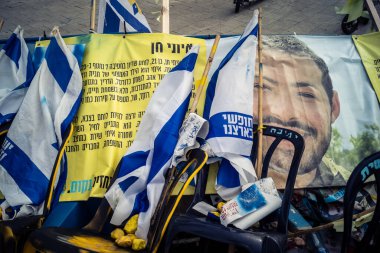 Tel Aviv, İsrail, 31 Aralık 2025. Yılbaşı gecesi Rehineler Meydanı 'nın çarpıcı manzarası. Meydan giderek ıssız görünüyor. Esir tutulanların solmuş ve silinmiş posterleri var..