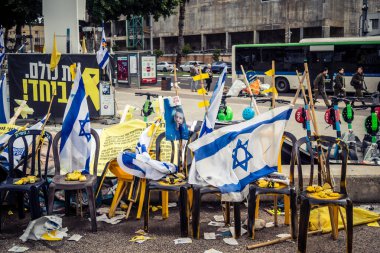 Tel Aviv, İsrail, 31 Aralık 2025. Yılbaşı gecesi Rehineler Meydanı 'nın çarpıcı manzarası. Meydan giderek ıssız görünüyor. Esir tutulanların solmuş ve silinmiş posterleri var..