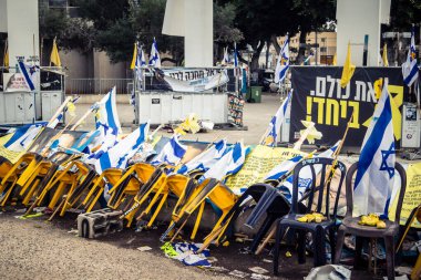 Tel Aviv, İsrail, 31 Aralık 2025 Rehineler Meydanı. Site, uzun süren bir krizin kasvetli bir hatırlatıcısı olmaya devam ediyor. Bu da derin bir terk edilme hissini ve acı dolu bir zaman akışını yansıtıyor..