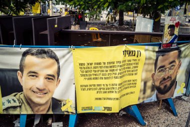 Tel Aviv, İsrail, 31 Aralık 2025 Rehineler Meydanı. Site, uzun süren bir krizin kasvetli bir hatırlatıcısı olmaya devam ediyor. Bu da derin bir terk edilme hissini ve acı dolu bir zaman akışını yansıtıyor..