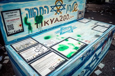 Tel Aviv, İsrail, 31 Aralık 2025 Rehineler Meydanı. Site, uzun süren bir krizin kasvetli bir hatırlatıcısı olmaya devam ediyor. Bu da derin bir terk edilme hissini ve acı dolu bir zaman akışını yansıtıyor..