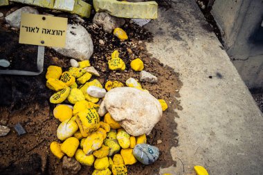 Tel Aviv, İsrail, 31 Aralık 2025. Yılbaşı gecesi Rehineler Meydanı 'nın çarpıcı manzarası. Meydan giderek ıssız görünüyor. Esir tutulanların solmuş ve silinmiş posterleri var..