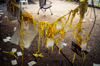 Tel Aviv, İsrail, 31 Aralık 2025. Yılbaşı gecesi Rehineler Meydanı 'nın çarpıcı manzarası. Meydan giderek ıssız görünüyor. Esir tutulanların solmuş ve silinmiş posterleri var..