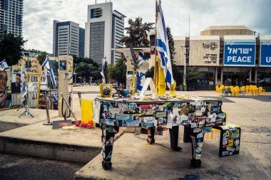 Tel Aviv, İsrail, 31 Aralık 2025. Yılbaşı gecesi Rehineler Meydanı 'nın çarpıcı manzarası. Meydan giderek ıssız görünüyor. Esir tutulanların solmuş ve silinmiş posterleri var..