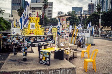Tel Aviv, İsrail, 31 Aralık 2025 Rehineler Meydanı. Site, uzun süren bir krizin kasvetli bir hatırlatıcısı olmaya devam ediyor. Bu da derin bir terk edilme hissini ve acı dolu bir zaman akışını yansıtıyor..