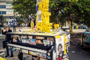 Tel Aviv, İsrail, 31 Aralık 2025 Rehineler Meydanı. Site, uzun süren bir krizin kasvetli bir hatırlatıcısı olmaya devam ediyor. Bu da derin bir terk edilme hissini ve acı dolu bir zaman akışını yansıtıyor..