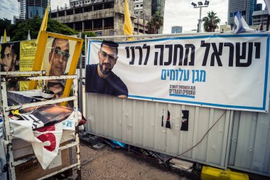 Tel Aviv, İsrail, 31 Aralık 2025 Rehineler Meydanı. Site, uzun süren bir krizin kasvetli bir hatırlatıcısı olmaya devam ediyor. Bu da derin bir terk edilme hissini ve acı dolu bir zaman akışını yansıtıyor..