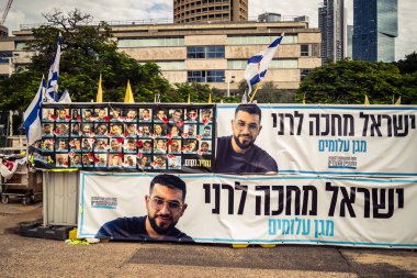 Tel Aviv, İsrail, 31 Aralık 2025 Rehineler Meydanı. Site, uzun süren bir krizin kasvetli bir hatırlatıcısı olmaya devam ediyor. Bu da derin bir terk edilme hissini ve acı dolu bir zaman akışını yansıtıyor..