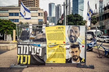 Tel Aviv, İsrail, 31 Aralık 2025. Yılbaşı gecesi Rehineler Meydanı 'nın çarpıcı manzarası. Meydan giderek ıssız görünüyor. Esir tutulanların solmuş ve silinmiş posterleri var..