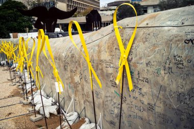 Tel Aviv, İsrail, 31 Aralık 2025 Rehineler Meydanı. Site, uzun süren bir krizin kasvetli bir hatırlatıcısı olmaya devam ediyor. Bu da derin bir terk edilme hissini ve acı dolu bir zaman akışını yansıtıyor..