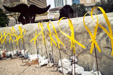 Tel Aviv, İsrail, 31 Aralık 2025 Rehineler Meydanı. Site, uzun süren bir krizin kasvetli bir hatırlatıcısı olmaya devam ediyor. Bu da derin bir terk edilme hissini ve acı dolu bir zaman akışını yansıtıyor..