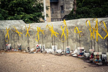 Tel Aviv, İsrail, 31 Aralık 2025. Yılbaşı gecesi Rehineler Meydanı 'nın çarpıcı manzarası. Meydan giderek ıssız görünüyor. Esir tutulanların solmuş ve silinmiş posterleri var..