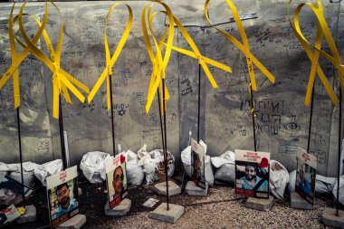 Tel Aviv, İsrail, 31 Aralık 2025 Rehineler Meydanı. Site, uzun süren bir krizin kasvetli bir hatırlatıcısı olmaya devam ediyor. Bu da derin bir terk edilme hissini ve acı dolu bir zaman akışını yansıtıyor..