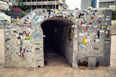 Tel Aviv, İsrail, 31 Aralık 2025. Yılbaşı gecesi Rehineler Meydanı 'nın çarpıcı manzarası. Meydan giderek ıssız görünüyor. Esir tutulanların solmuş ve silinmiş posterleri var..