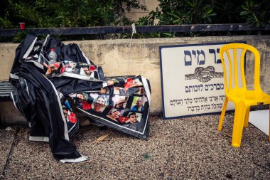 Tel Aviv, İsrail, 31 Aralık 2025 Rehineler Meydanı. Site, uzun süren bir krizin kasvetli bir hatırlatıcısı olmaya devam ediyor. Bu da derin bir terk edilme hissini ve acı dolu bir zaman akışını yansıtıyor..