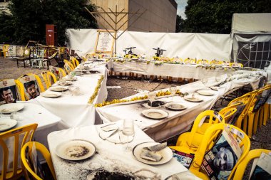 Tel Aviv, İsrail, 31 Aralık 2025 Rehineler Meydanı. Site, uzun süren bir krizin kasvetli bir hatırlatıcısı olmaya devam ediyor. Bu da derin bir terk edilme hissini ve acı dolu bir zaman akışını yansıtıyor..