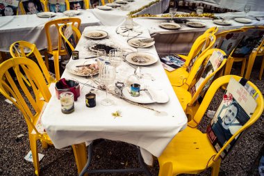 Tel Aviv, İsrail, 31 Aralık 2025. Yılbaşı gecesi Rehineler Meydanı 'nın çarpıcı manzarası. Meydan giderek ıssız görünüyor. Esir tutulanların solmuş ve silinmiş posterleri var..