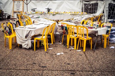 Tel Aviv, İsrail, 31 Aralık 2025 Rehineler Meydanı. Site, uzun süren bir krizin kasvetli bir hatırlatıcısı olmaya devam ediyor. Bu da derin bir terk edilme hissini ve acı dolu bir zaman akışını yansıtıyor..