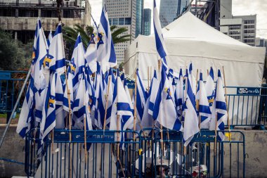 Tel Aviv, İsrail, 31 Aralık 2025. Yılbaşı gecesi Rehineler Meydanı 'nın çarpıcı manzarası. Meydan giderek ıssız görünüyor. Esir tutulanların solmuş ve silinmiş posterleri var..