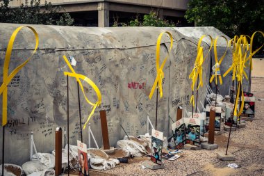 Tel Aviv, İsrail, 31 Aralık 2025. Yılbaşı gecesi Rehineler Meydanı 'nın çarpıcı manzarası. Meydan giderek ıssız görünüyor. Esir tutulanların solmuş ve silinmiş posterleri var..