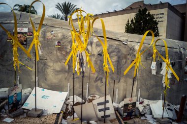 Tel Aviv, İsrail, 31 Aralık 2025. Yılbaşı gecesi Rehineler Meydanı 'nın çarpıcı manzarası. Meydan giderek ıssız görünüyor. Esir tutulanların solmuş ve silinmiş posterleri var..