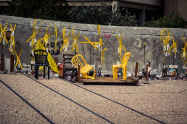 Tel Aviv, İsrail, 31 Aralık 2025. Yılbaşı gecesi Rehineler Meydanı 'nın çarpıcı manzarası. Meydan giderek ıssız görünüyor. Esir tutulanların solmuş ve silinmiş posterleri var..