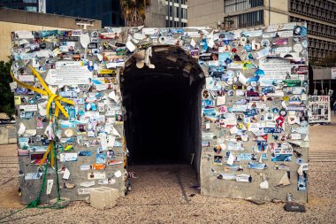 Tel Aviv, İsrail, 31 Aralık 2025. Yılbaşı gecesi Rehineler Meydanı 'nın çarpıcı manzarası. Meydan giderek ıssız görünüyor. Esir tutulanların solmuş ve silinmiş posterleri var..