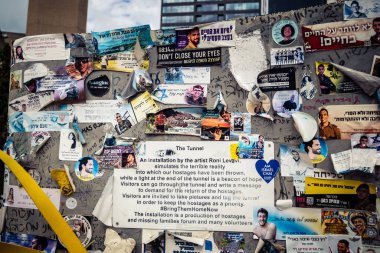 Tel Aviv, İsrail, 31 Aralık 2025 Rehineler Meydanı. Site, uzun süren bir krizin kasvetli bir hatırlatıcısı olmaya devam ediyor. Bu da derin bir terk edilme hissini ve acı dolu bir zaman akışını yansıtıyor..