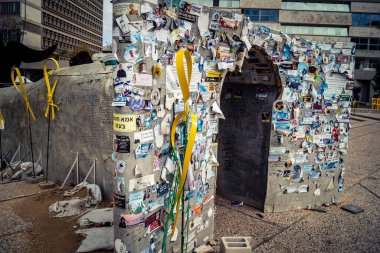 Tel Aviv, İsrail, 31 Aralık 2025. Yılbaşı gecesi Rehineler Meydanı 'nın çarpıcı manzarası. Meydan giderek ıssız görünüyor. Esir tutulanların solmuş ve silinmiş posterleri var..