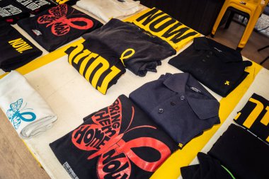 Tel Aviv, İsrail, 31 Aralık 2025 Rehine Meydanı. 7 Ekim 'de yaşanan olayların ve Hamas' ın Gazze 'yi yerle bir eden terörist saldırısının hatırası olarak satılan tişört..