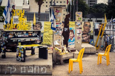 Tel Aviv, İsrail, 31 Aralık 2025 Rehineler Meydanı. Site, uzun süren bir krizin kasvetli bir hatırlatıcısı olmaya devam ediyor. Bu da derin bir terk edilme hissini ve acı dolu bir zaman akışını yansıtıyor..
