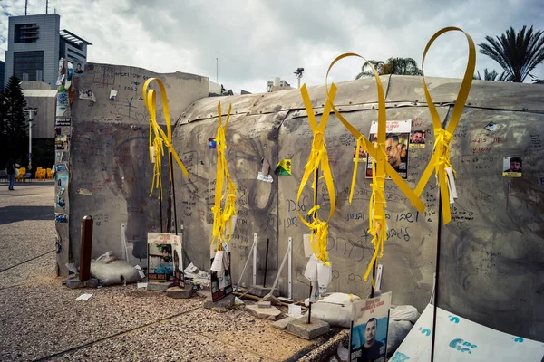 Tel Aviv, İsrail, 31 Aralık 2025 Rehineler Meydanı. Site, uzun süren bir krizin kasvetli bir hatırlatıcısı olmaya devam ediyor. Bu da derin bir terk edilme hissini ve acı dolu bir zaman akışını yansıtıyor..