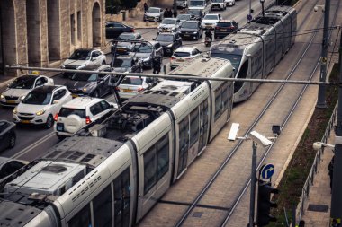 Kudüs, İsrail, 1 Ocak 2026 Kudüs 'ün hafif rayları Yeni Yıl gününde şehrin içinden geçiyor. Mahalleler arasında modern bir bağlantı, günlük hayatın sessiz bir tanığı olarak hizmet veriyor..