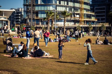 Tel Aviv, İsrail, 3 Ocak 2026 Tel Aviv geçidi boyunca gezinti yaparak Orta Doğu 'daki bölgesel güvenlik gerilimlerine rağmen günlük dayanıklılığını gösteriyor..