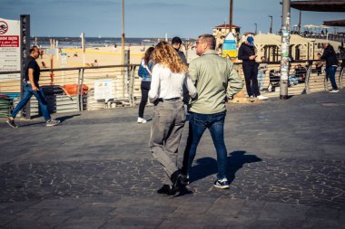 Tel Aviv, İsrail, 3 Ocak 2026 Tel Aviv geçidi boyunca gezinti yaparak Orta Doğu 'daki bölgesel güvenlik gerilimlerine rağmen günlük dayanıklılığını gösteriyor..