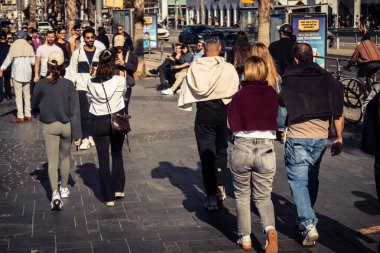 Tel Aviv, İsrail, 3 Ocak 2026 Tel Aviv geçidi boyunca gezinti yaparak Orta Doğu 'daki bölgesel güvenlik gerilimlerine rağmen günlük dayanıklılığını gösteriyor..