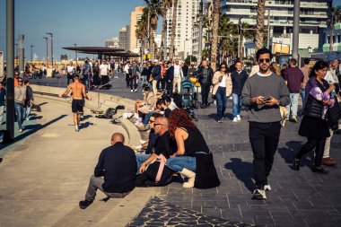 Tel Aviv, İsrail, 3 Ocak 2026 Tel Aviv geçidi boyunca gezinti yaparak Orta Doğu 'daki bölgesel güvenlik gerilimlerine rağmen günlük dayanıklılığını gösteriyor..