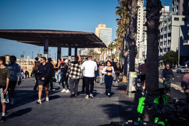 Tel Aviv, İsrail, 3 Ocak 2026 Tel Aviv geçidi boyunca gezinti yaparak Orta Doğu 'daki bölgesel güvenlik gerilimlerine rağmen günlük dayanıklılığını gösteriyor..