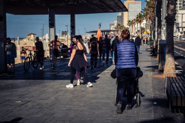 Tel Aviv, İsrail, 3 Ocak 2026 Tel Aviv geçidi boyunca gezinti yaparak Orta Doğu 'daki bölgesel güvenlik gerilimlerine rağmen günlük dayanıklılığını gösteriyor..